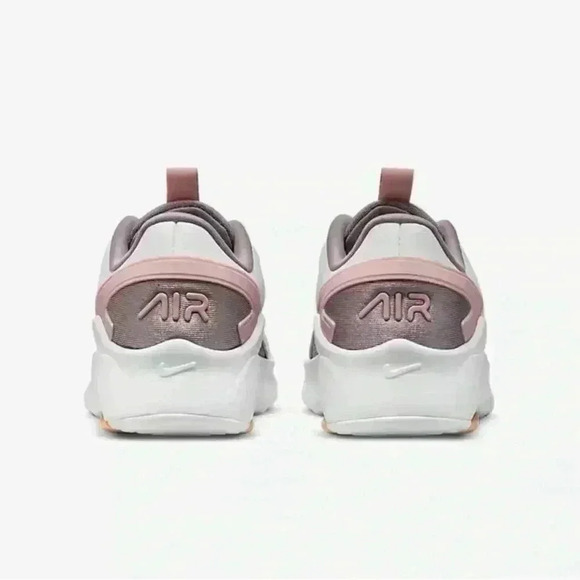 NIKE Air Max Bolt Size 6Y (8) - Picture 6 of 15